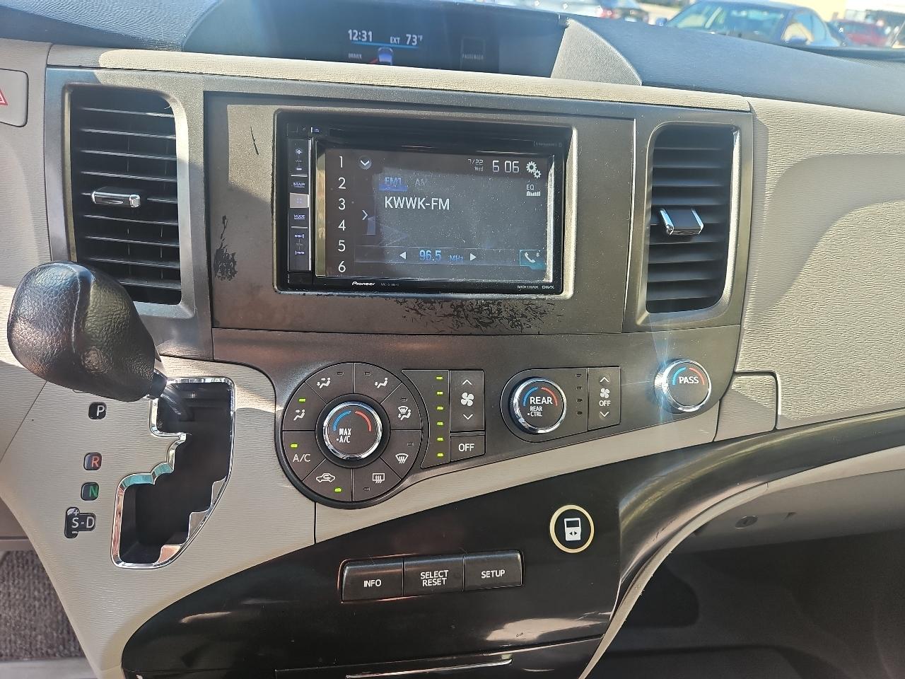Toyota Sienna 5dr 7-Pass Van V6 LE FWD (Natl) 2012