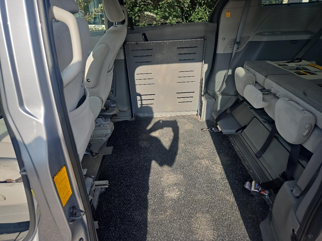 Toyota Sienna 5dr 7-Pass Van V6 LE FWD (Natl) 2012