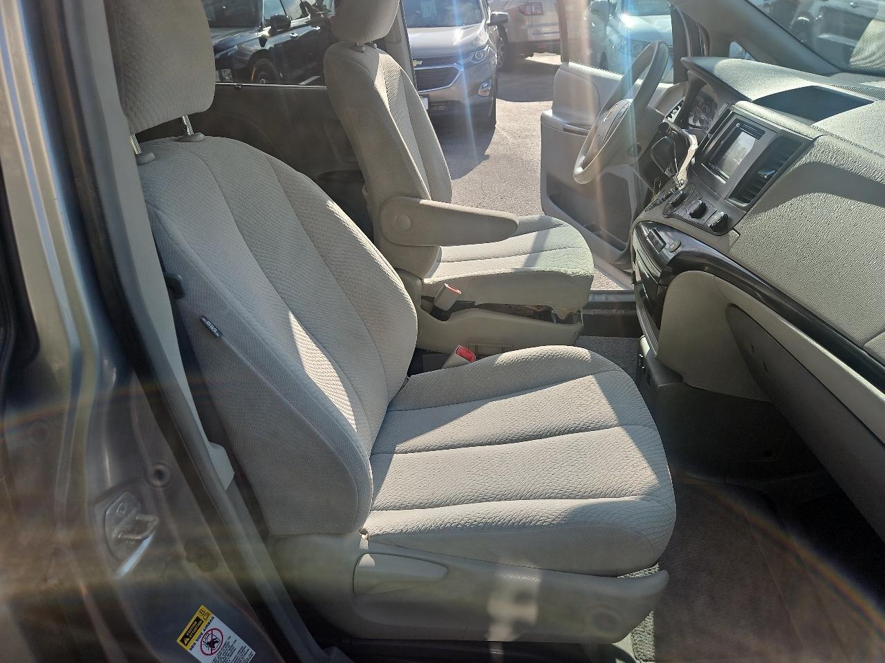 Toyota Sienna 5dr 7-Pass Van V6 LE FWD (Natl) 2012