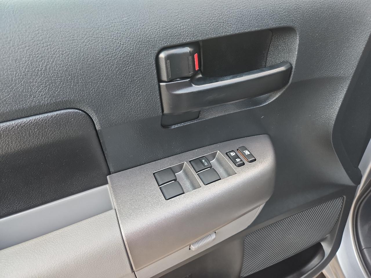Toyota Tundra 4WD Truck CrewMax 4.6L V8 6-Spd AT (Natl) 2012