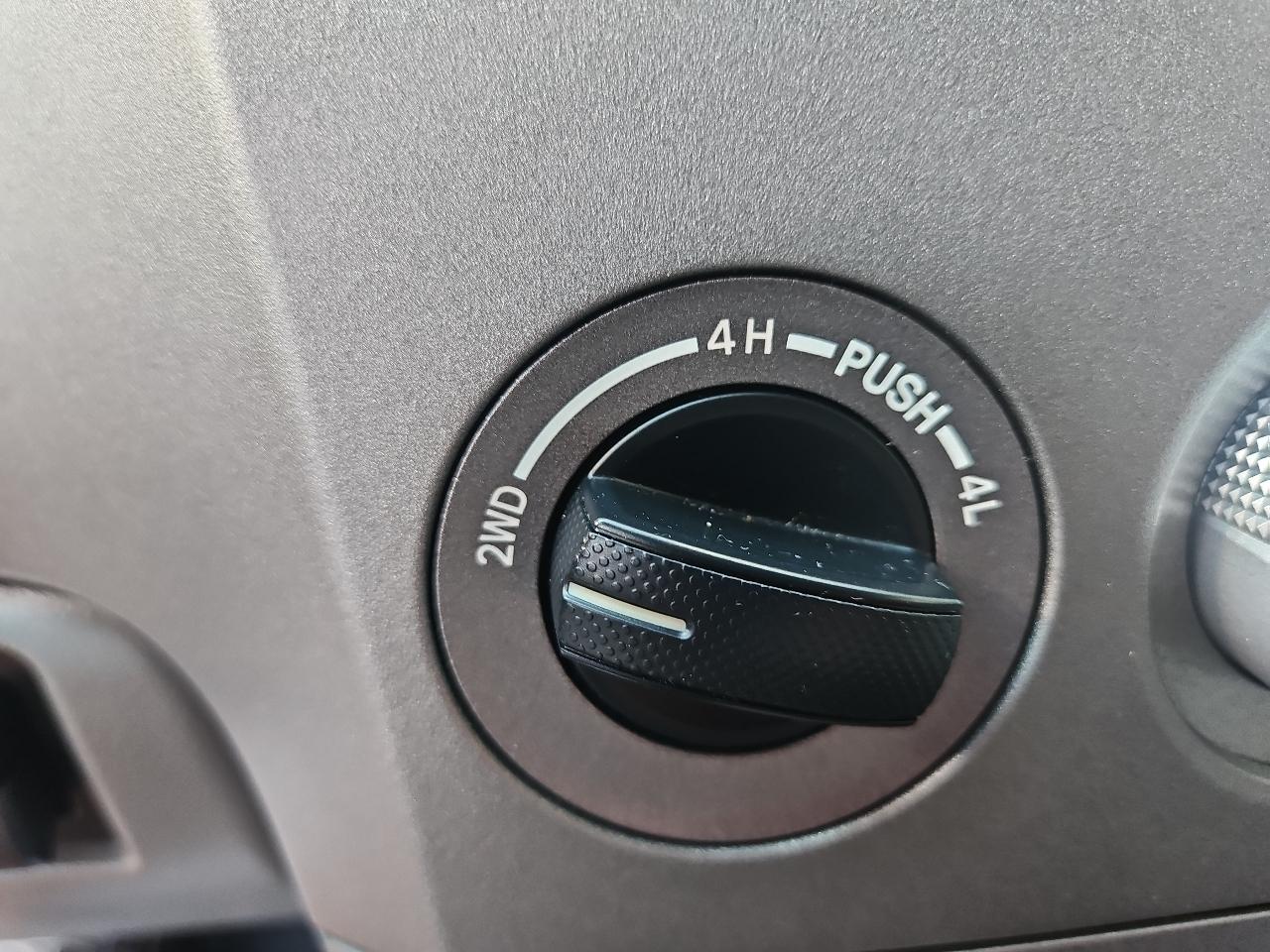 Toyota Tundra 4WD Truck CrewMax 4.6L V8 6-Spd AT (Natl) 2012