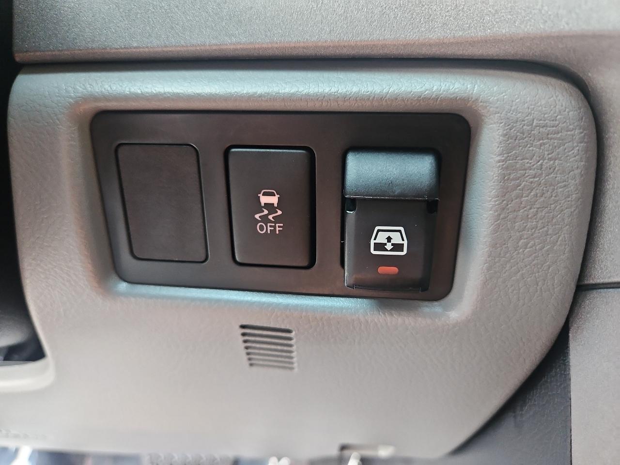 Toyota Tundra 4WD Truck CrewMax 4.6L V8 6-Spd AT (Natl) 2012