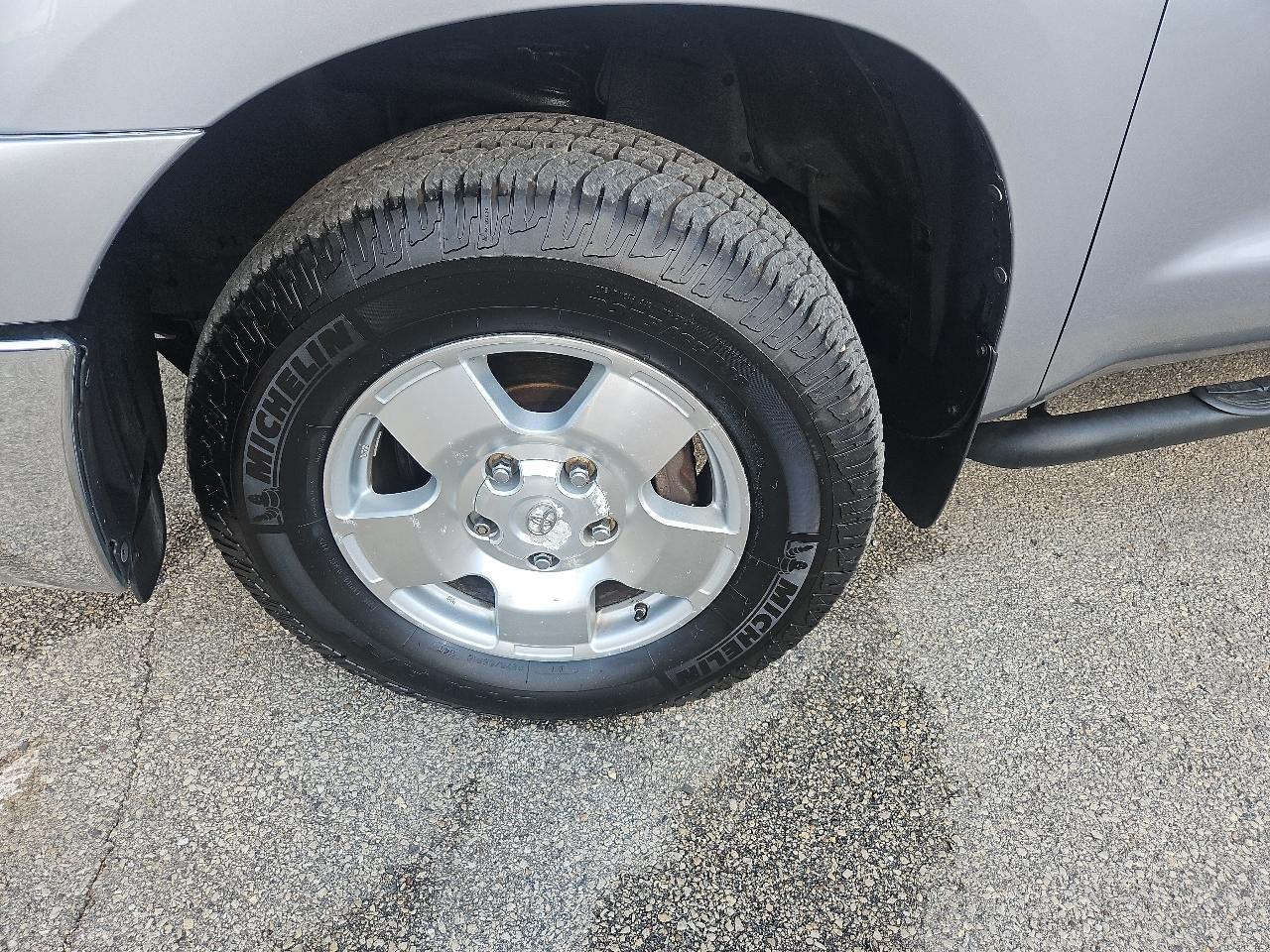 Toyota Tundra 4WD Truck CrewMax 4.6L V8 6-Spd AT (Natl) 2012