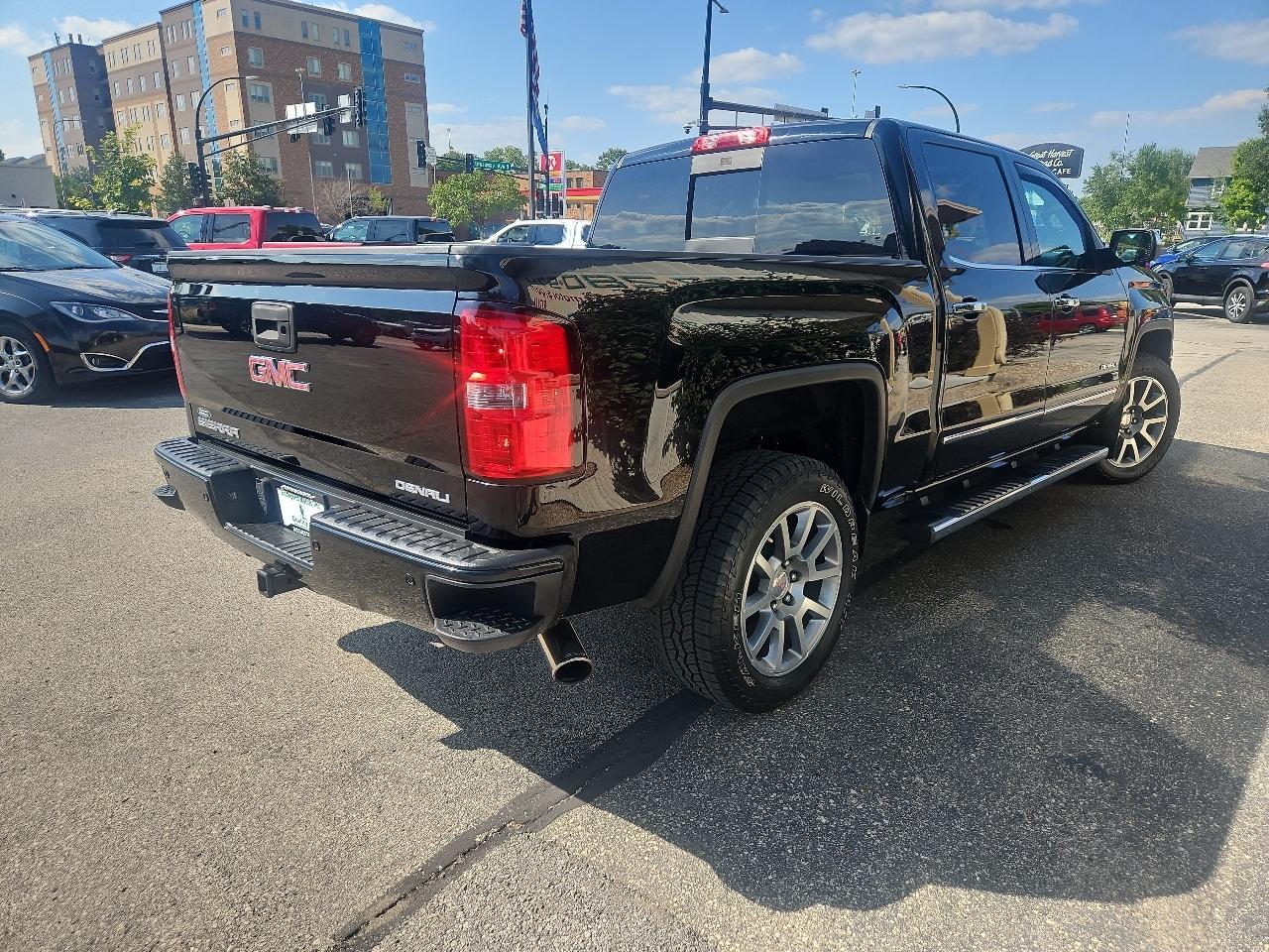 GMC Sierra 1500 4WD Crew Cab 143.5" Denali 2015