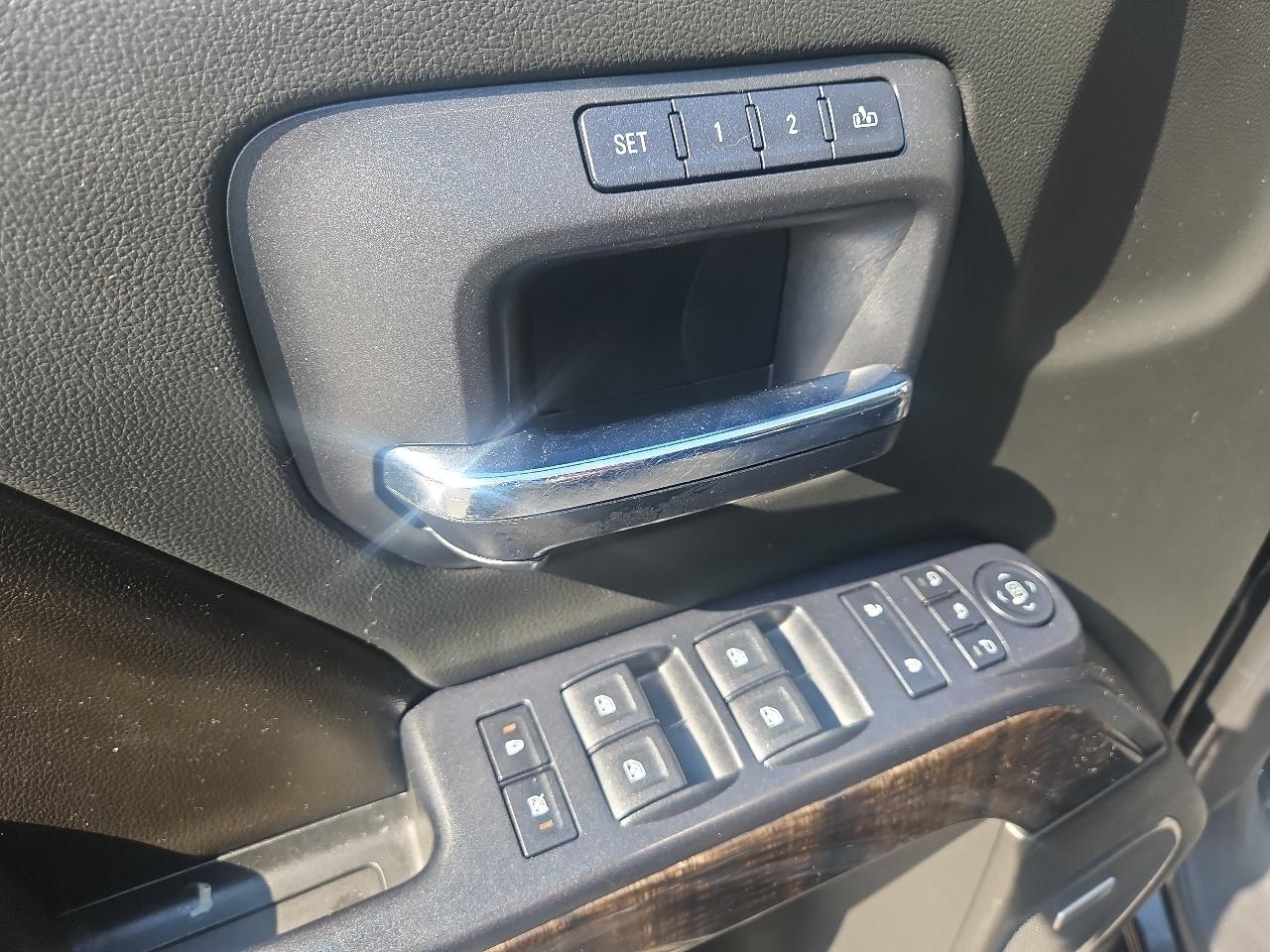 GMC Sierra 1500 4WD Crew Cab 143.5" Denali 2015