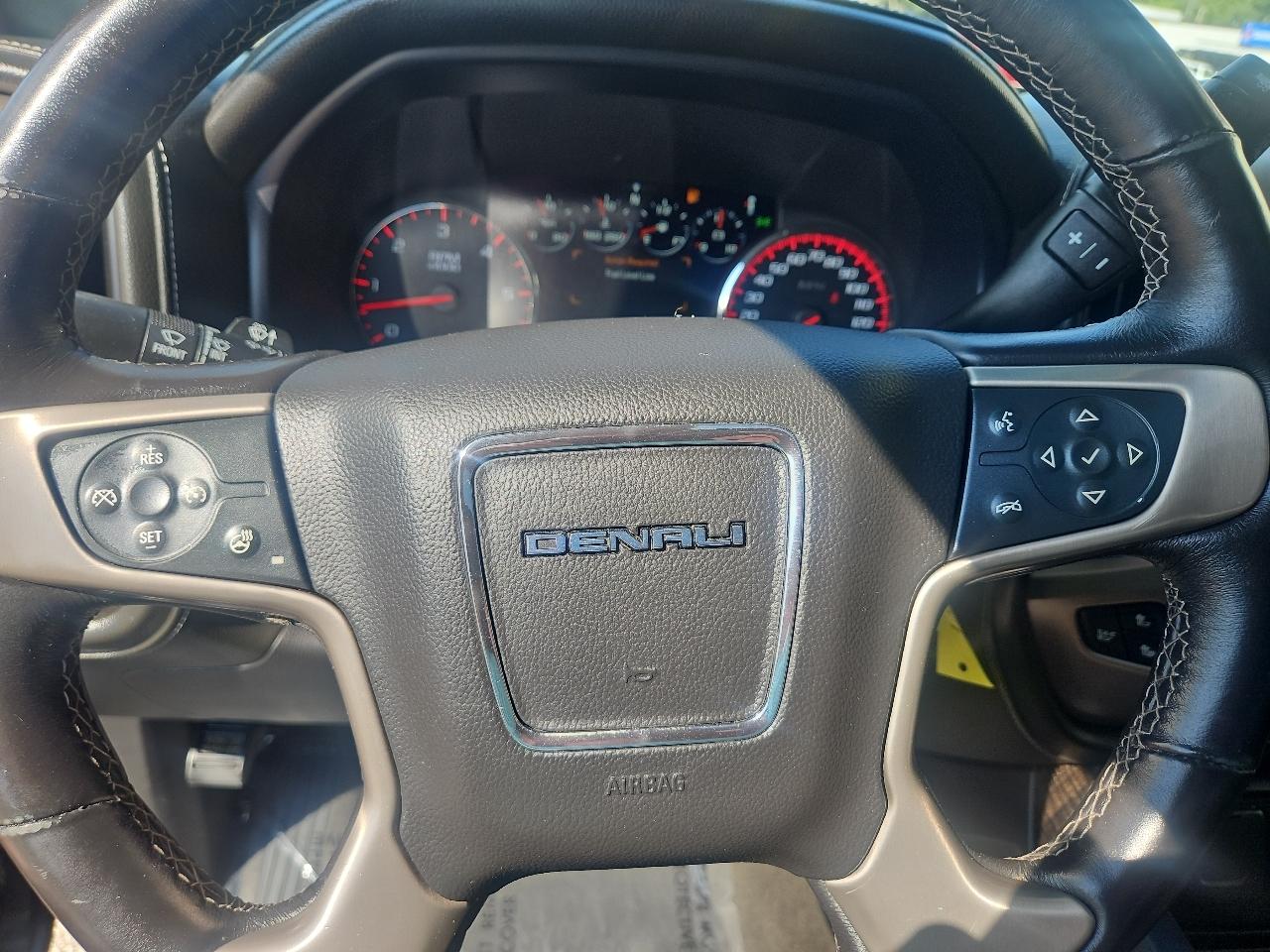 GMC Sierra 1500 4WD Crew Cab 143.5" Denali 2015