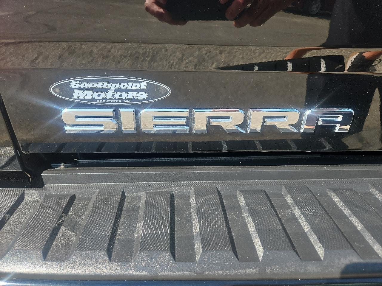 GMC Sierra 1500 4WD Crew Cab 143.5" Denali 2015