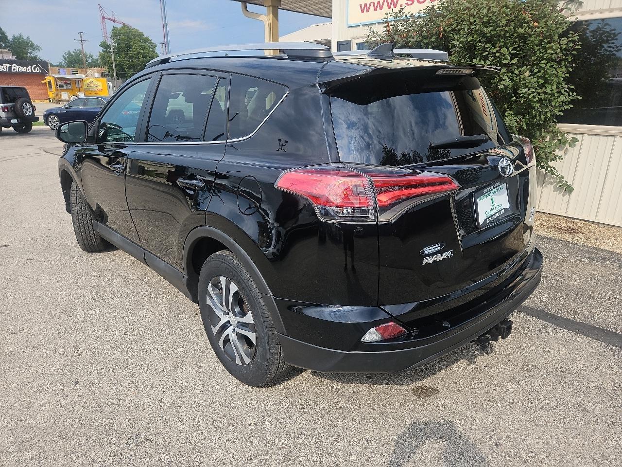 Toyota RAV4 LE AWD (Natl) 2018