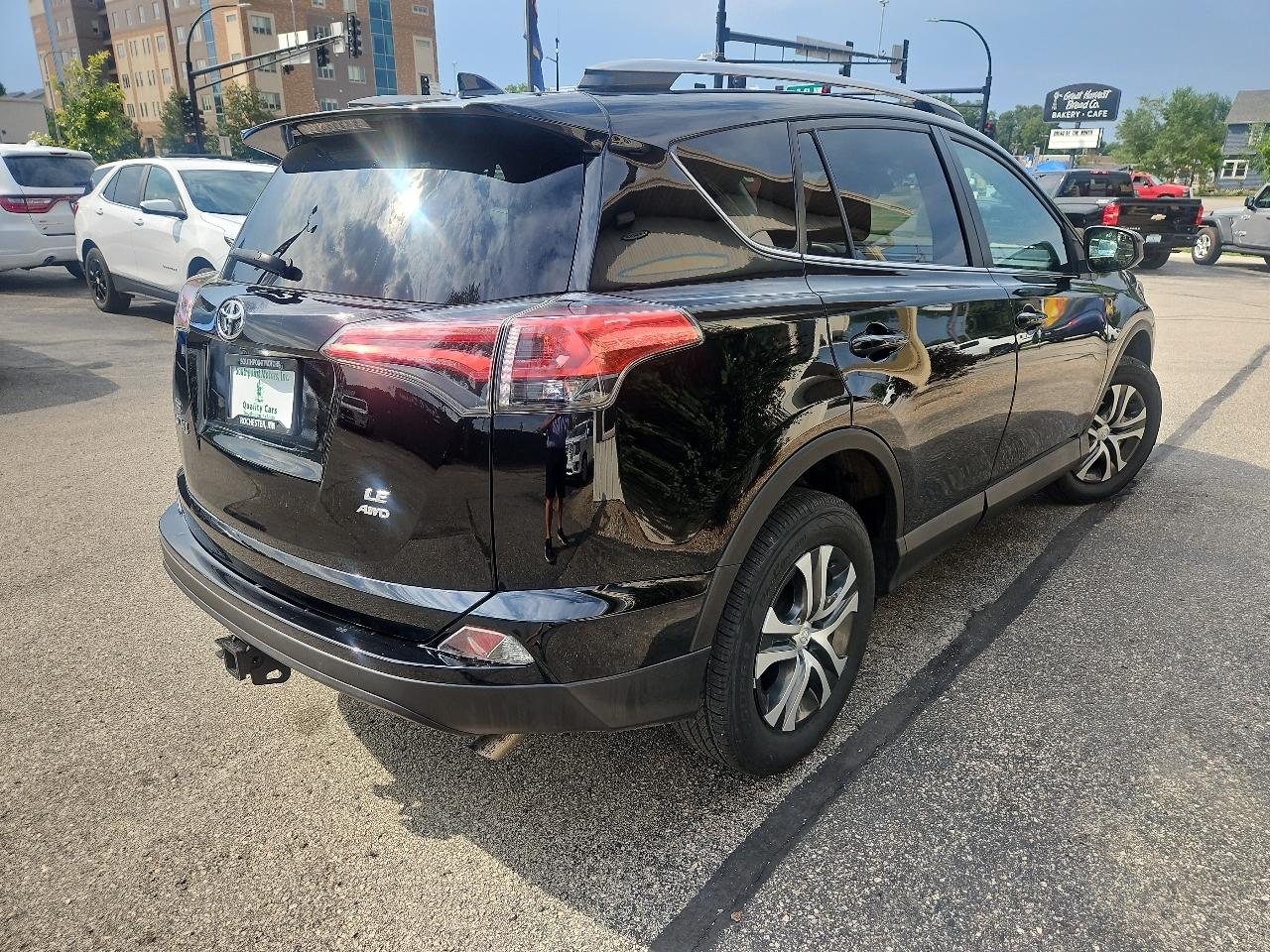 Toyota RAV4 LE AWD (Natl) 2018