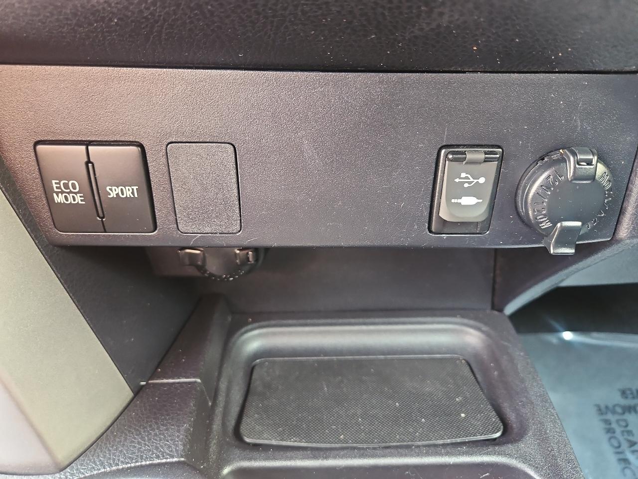 Toyota RAV4 LE AWD (Natl) 2018