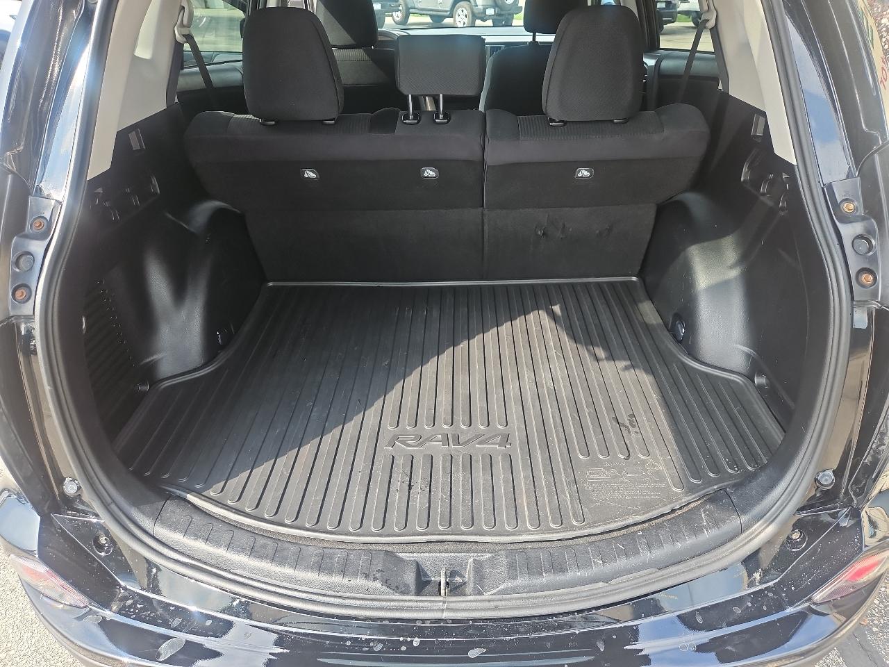 Toyota RAV4 LE AWD (Natl) 2018
