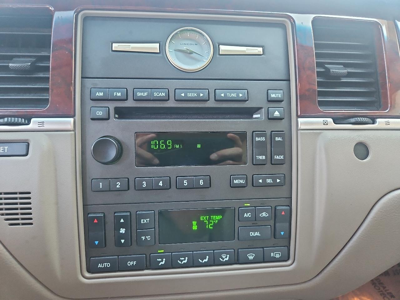 Lincoln Town Car 4dr Sdn Signature 2005