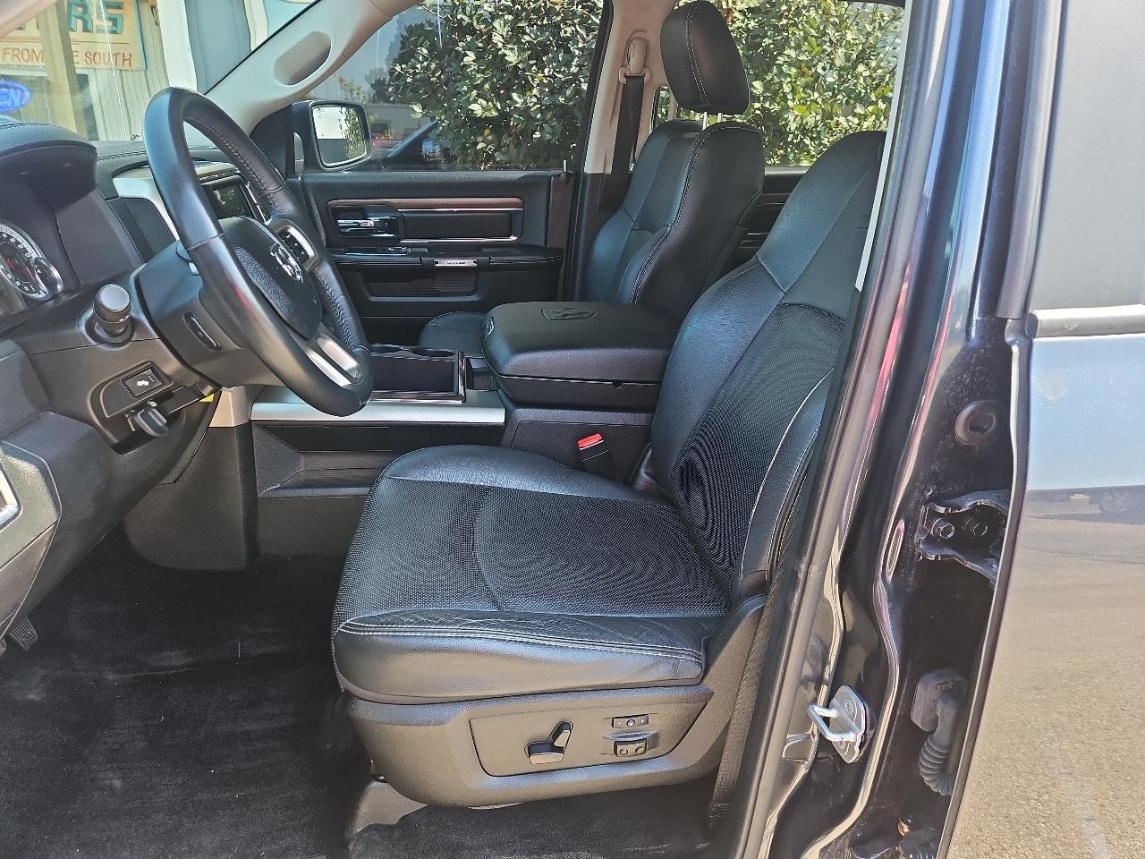 RAM 1500 4WD Crew Cab 140.5" Laramie 2014