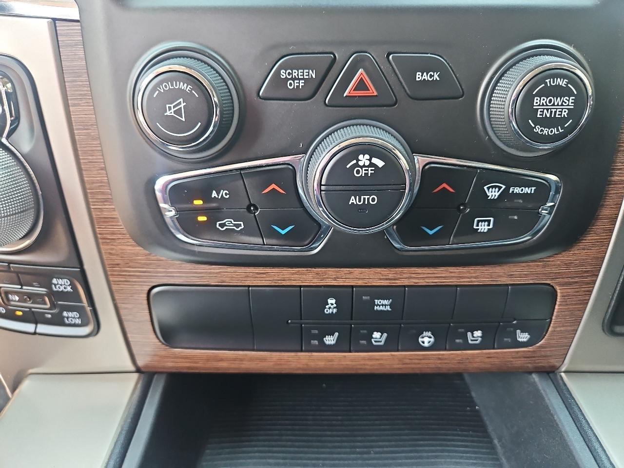 RAM 1500 4WD Crew Cab 140.5" Laramie 2014