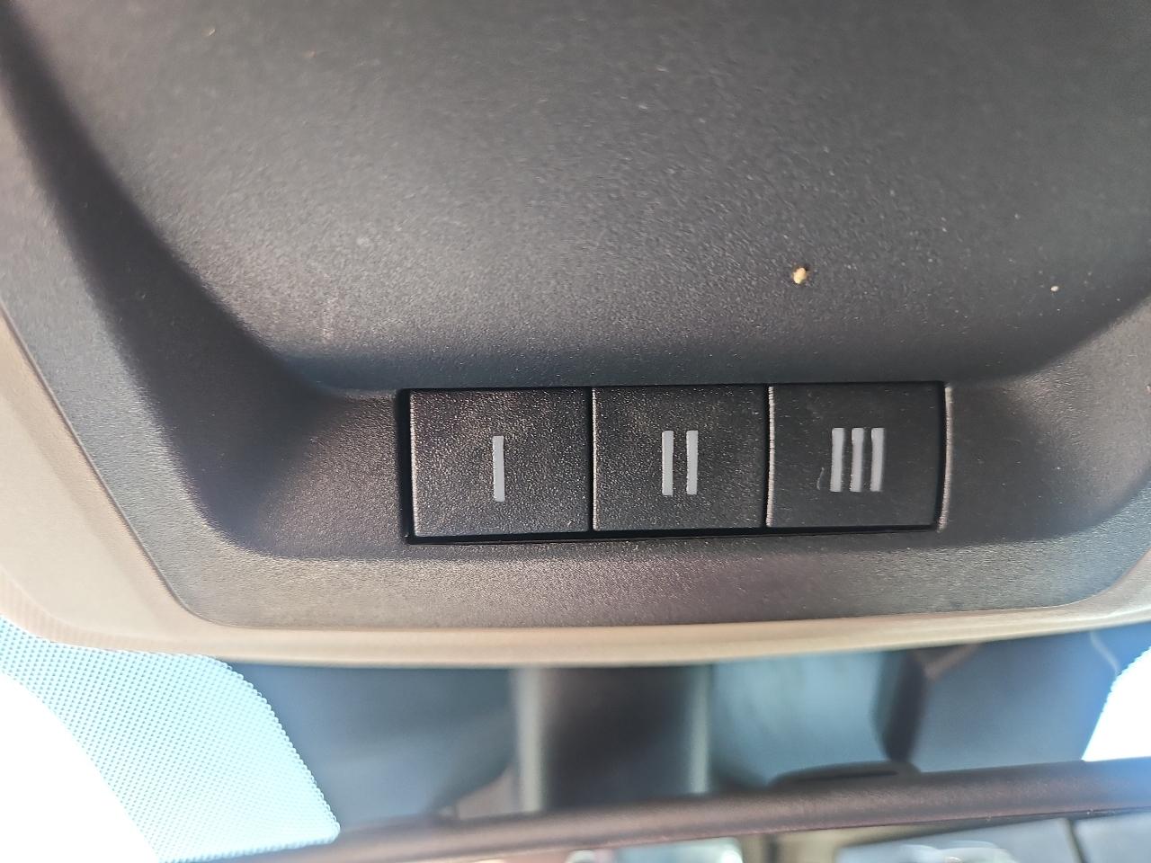 RAM 1500 4WD Crew Cab 140.5" Laramie 2014