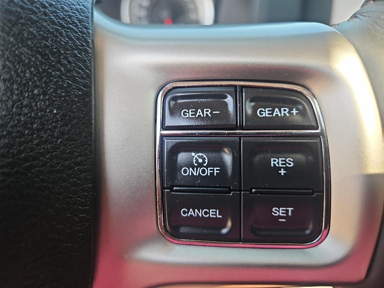 RAM 1500 4WD Crew Cab 140.5" Laramie 2014