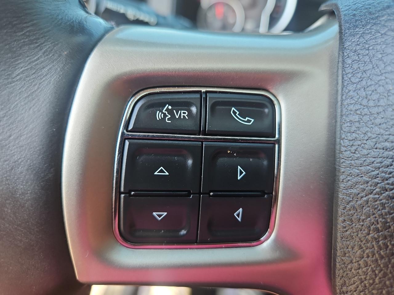 RAM 1500 4WD Crew Cab 140.5" Laramie 2014