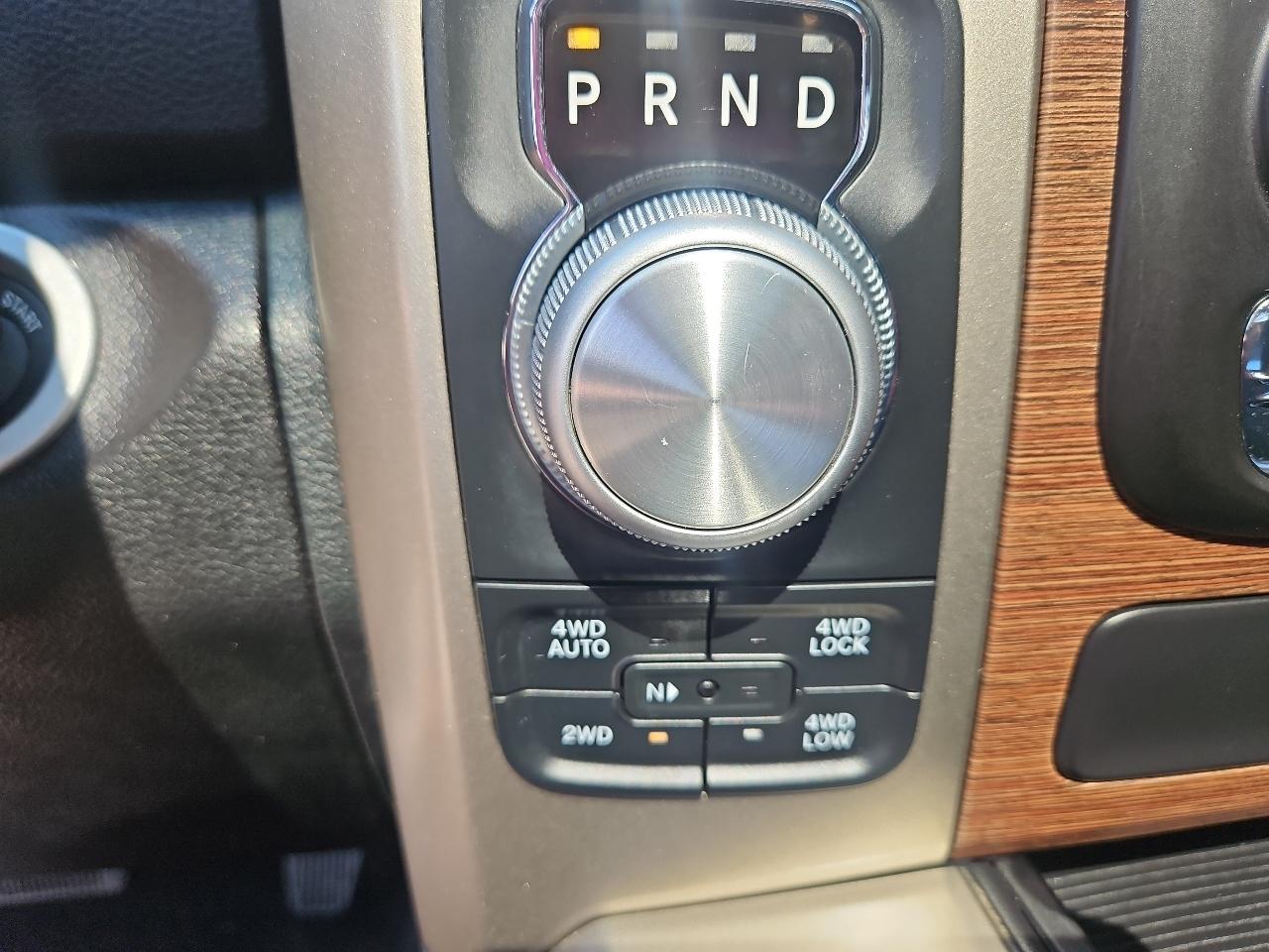 RAM 1500 4WD Crew Cab 140.5" Laramie 2014