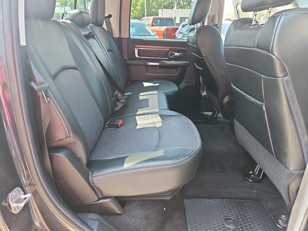 RAM 1500 4WD Crew Cab 140.5" Laramie 2014