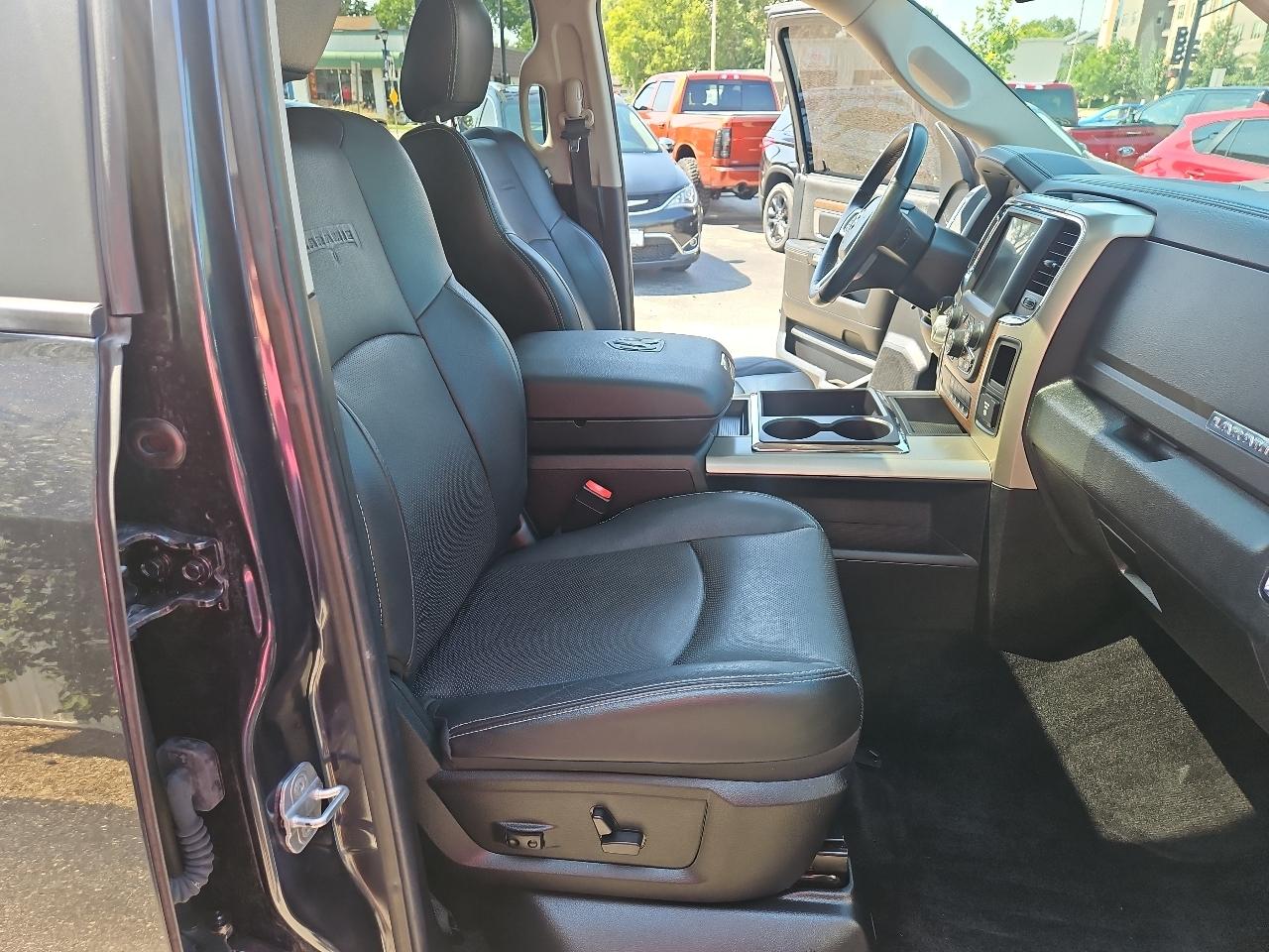 RAM 1500 4WD Crew Cab 140.5" Laramie 2014