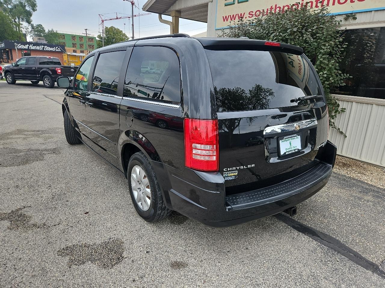 Chrysler Town & Country 4dr Wgn LX *Ltd Avail* 2010