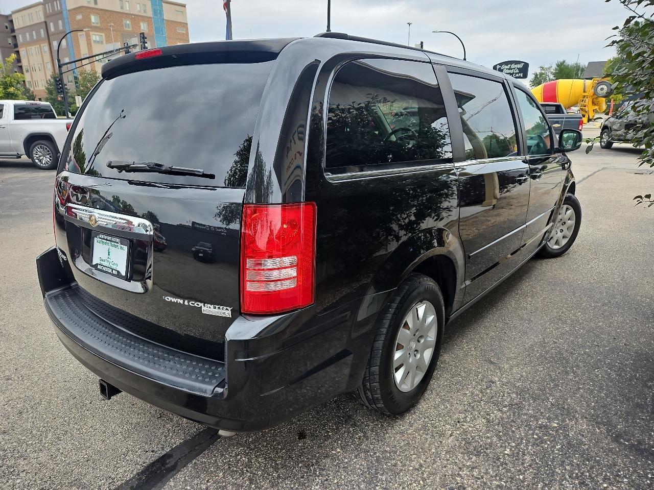 Chrysler Town & Country 4dr Wgn LX *Ltd Avail* 2010