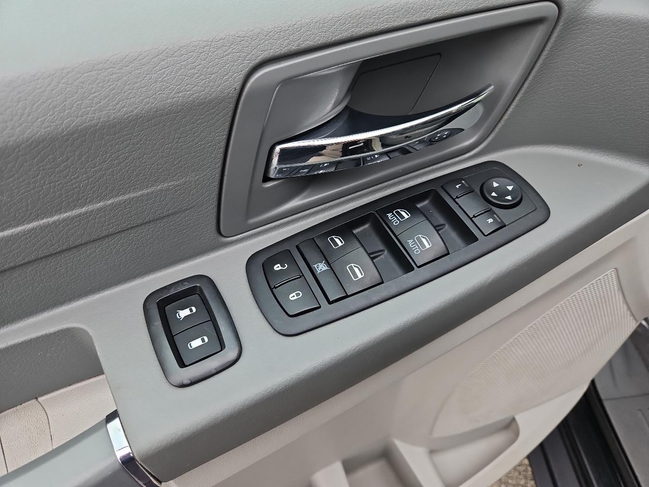Chrysler Town & Country 4dr Wgn LX *Ltd Avail* 2010