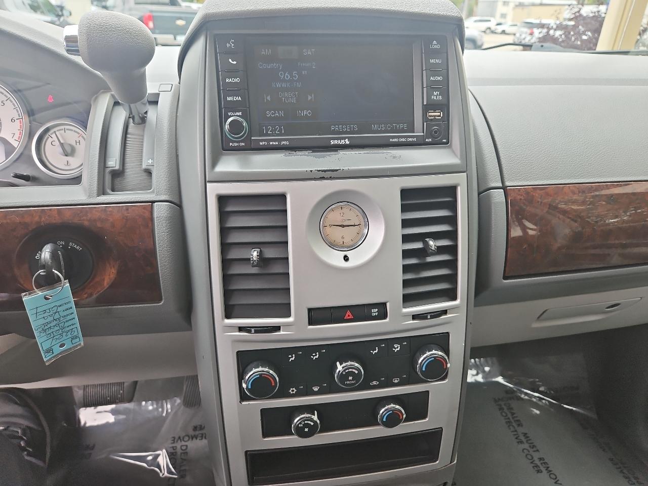 Chrysler Town & Country 4dr Wgn LX *Ltd Avail* 2010