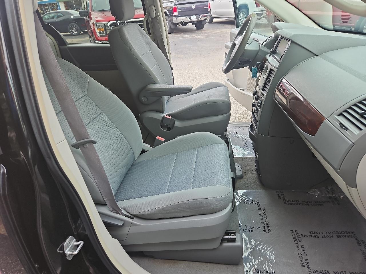 Chrysler Town & Country 4dr Wgn LX *Ltd Avail* 2010