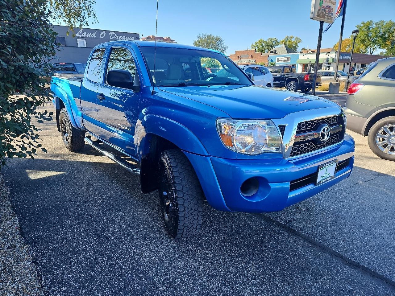 Toyota Tacoma 4WD Access I4 AT (Natl) 2011