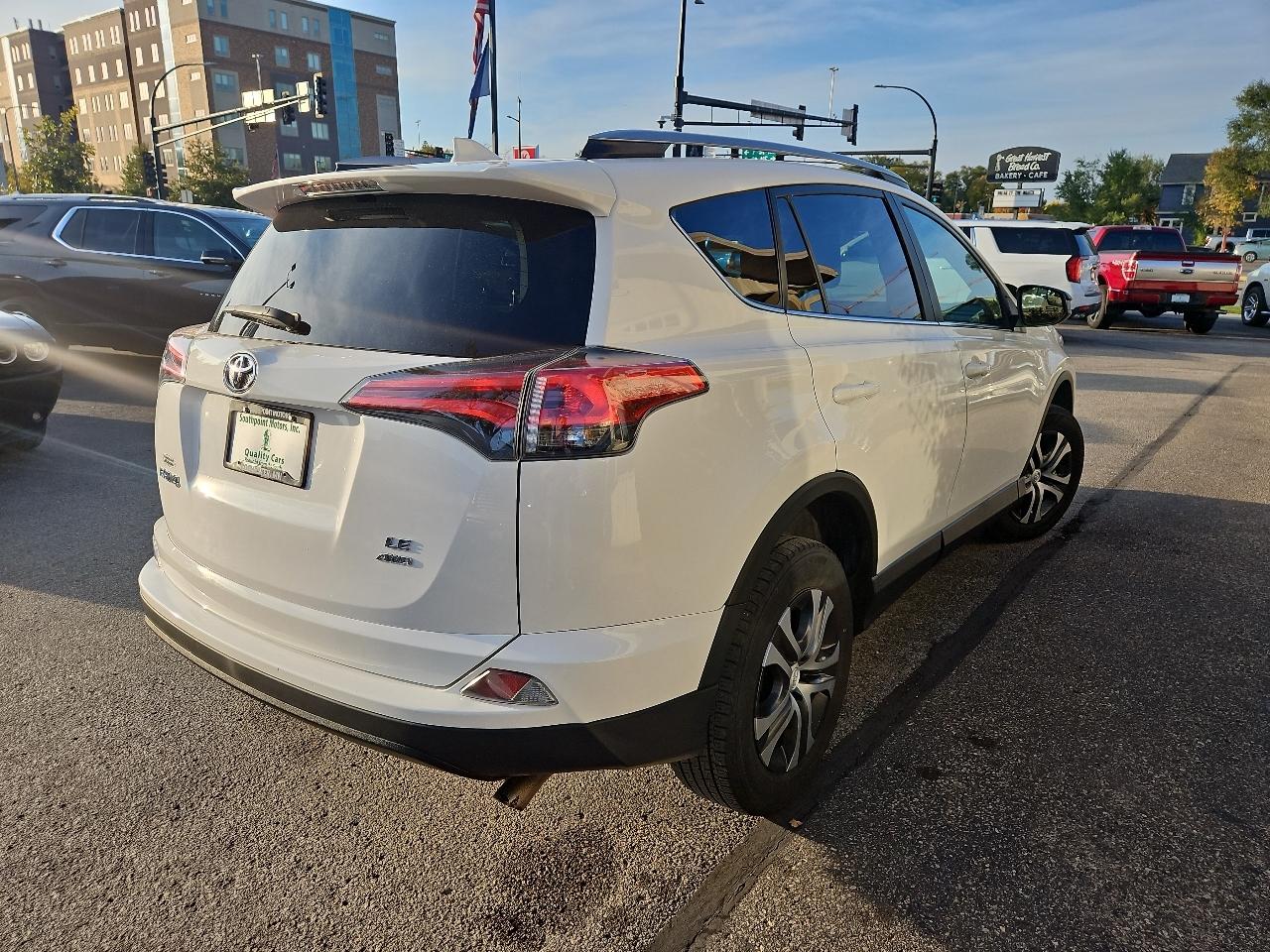 Toyota RAV4 LE AWD (Natl) 2018