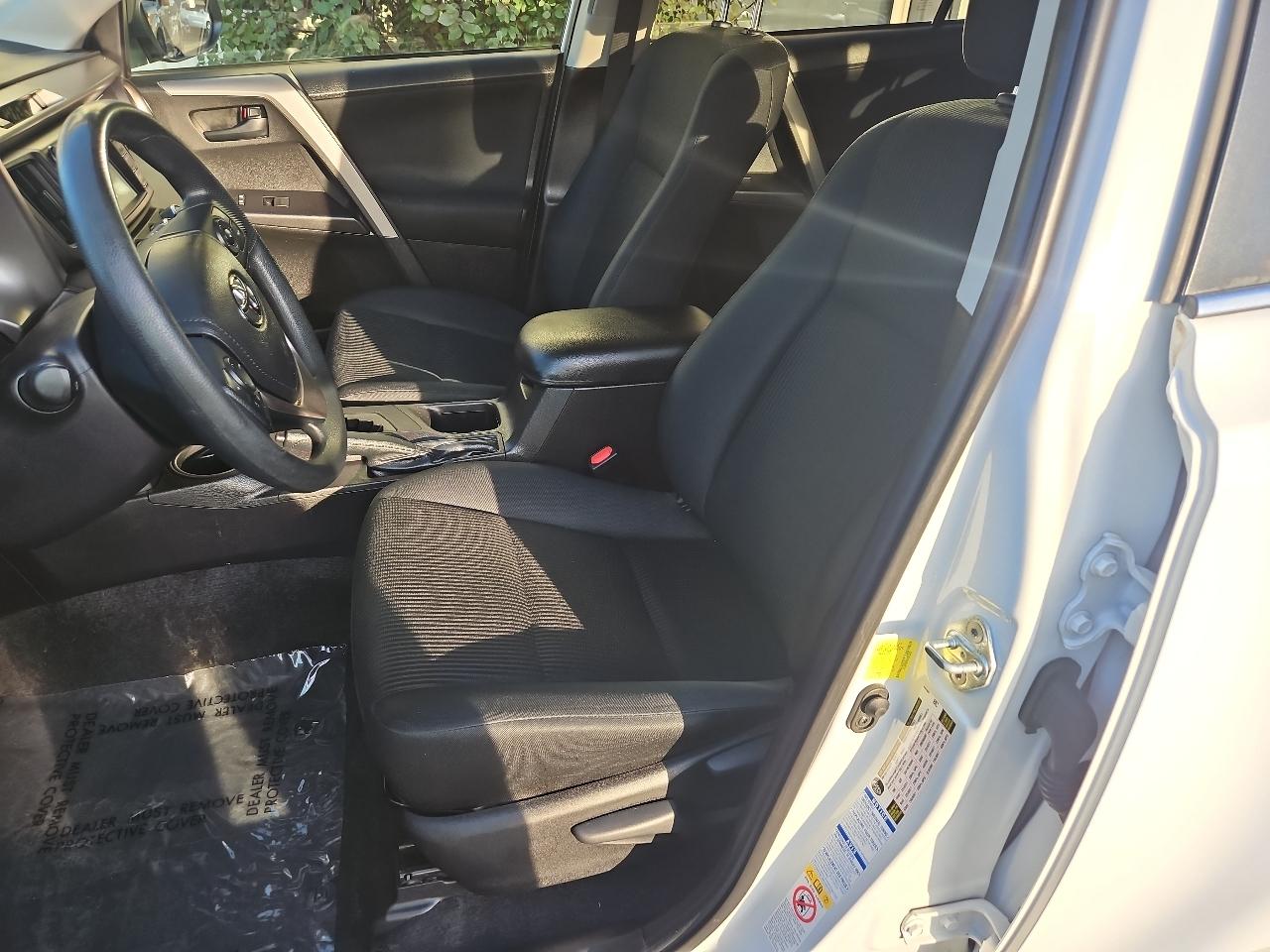 Toyota RAV4 LE AWD (Natl) 2018