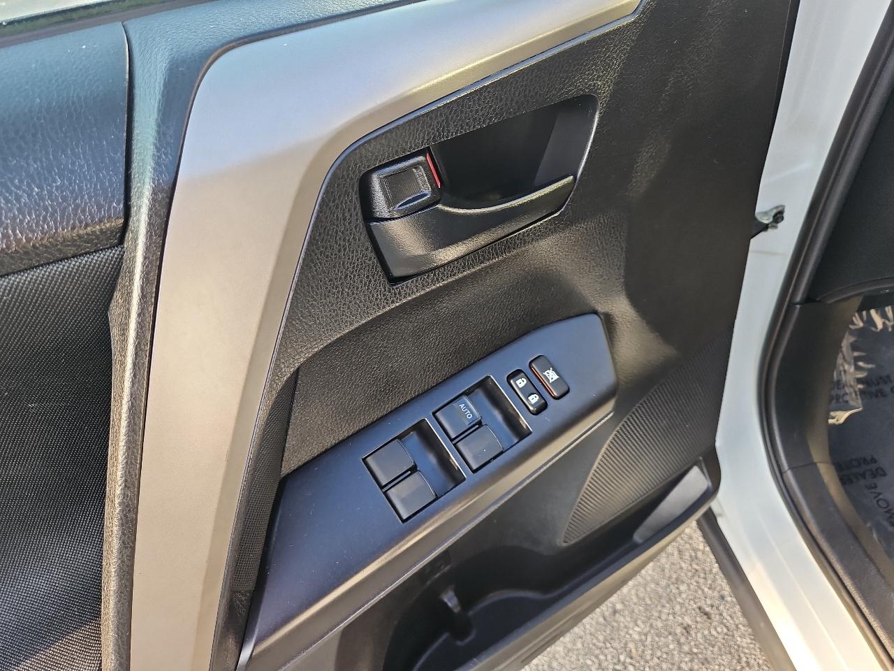 Toyota RAV4 LE AWD (Natl) 2018