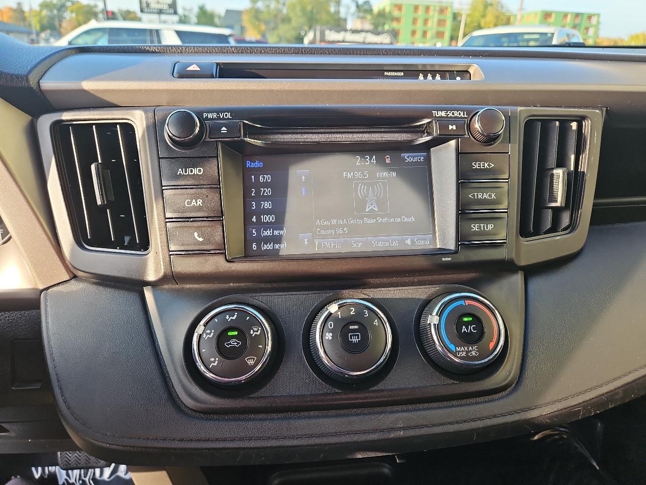 Toyota RAV4 LE AWD (Natl) 2018