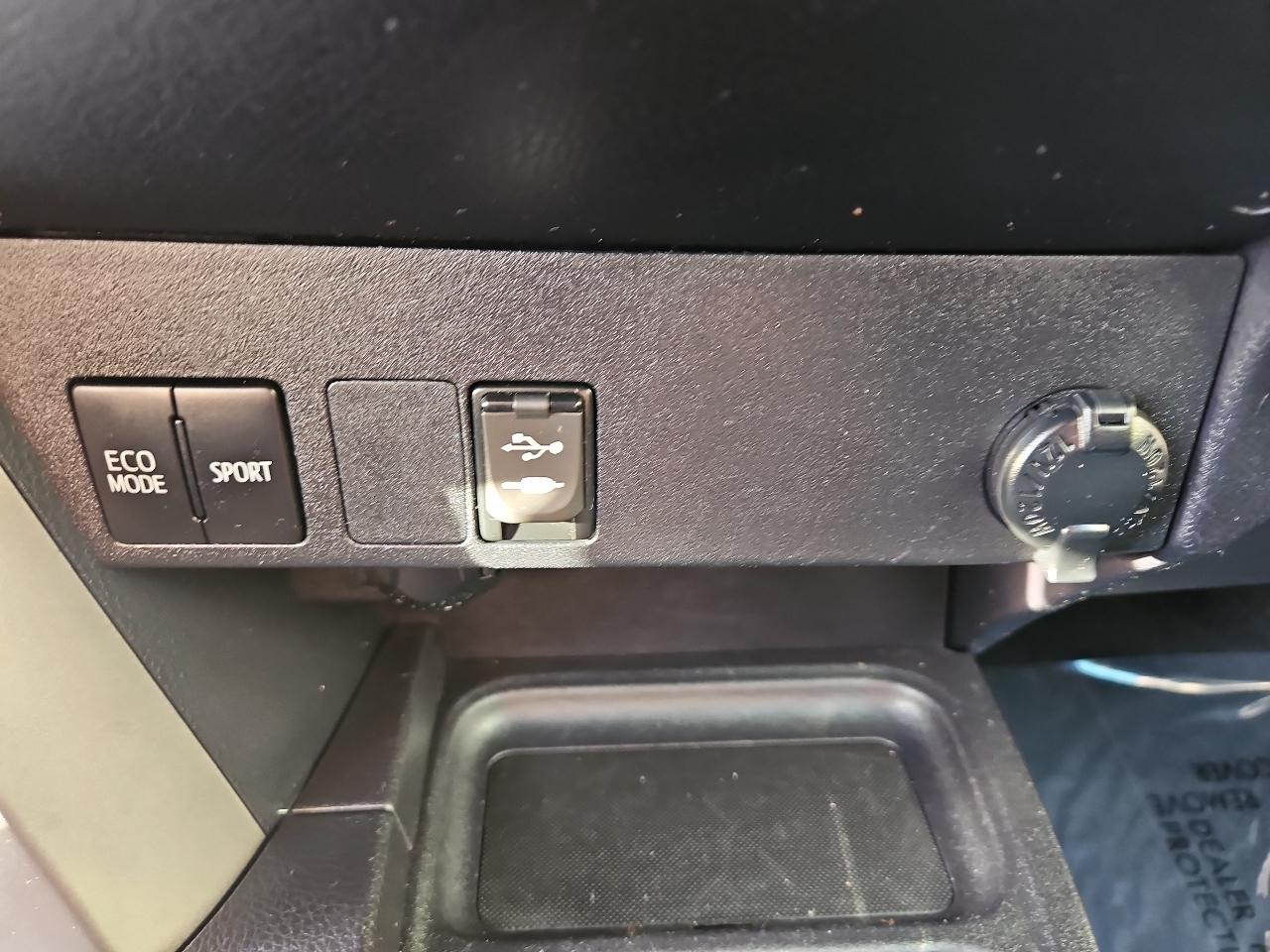 Toyota RAV4 LE AWD (Natl) 2018