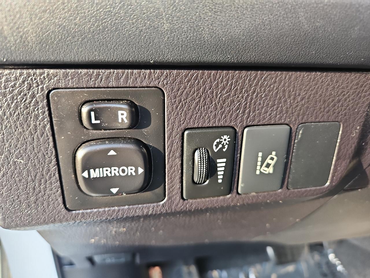Toyota RAV4 LE AWD (Natl) 2018