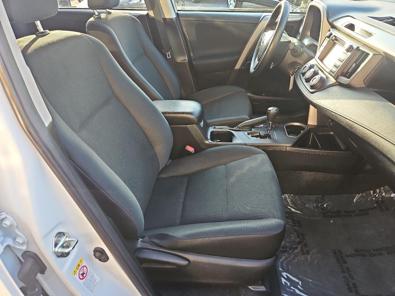 Toyota RAV4 LE AWD (Natl) 2018