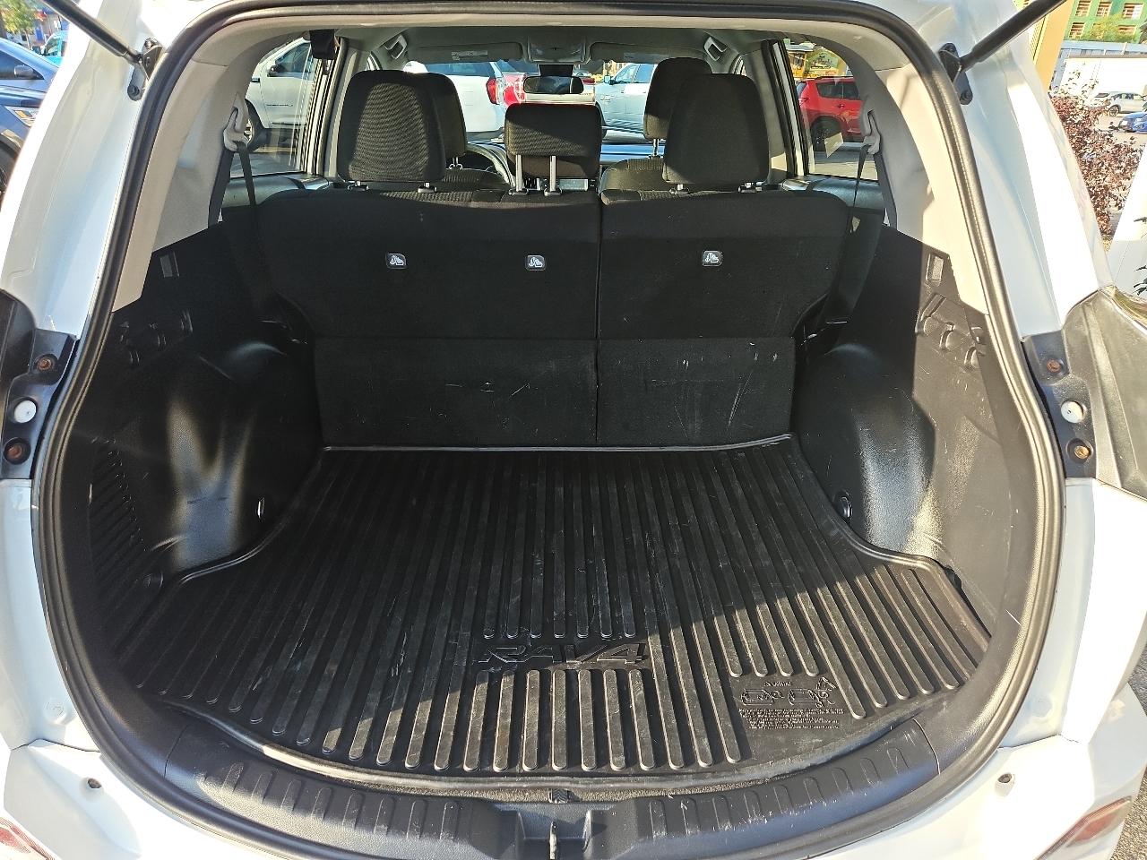 Toyota RAV4 LE AWD (Natl) 2018