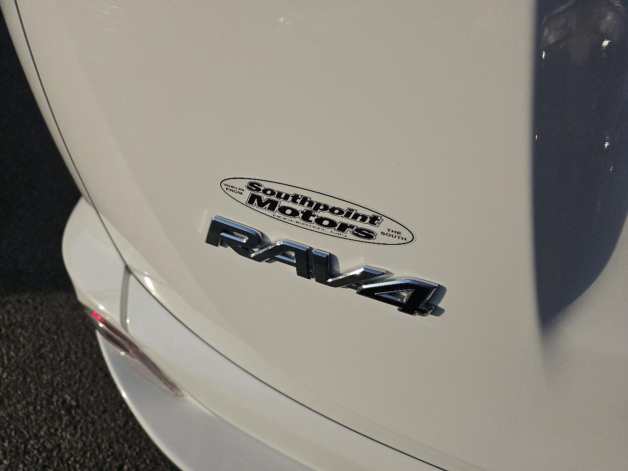 Toyota RAV4 LE AWD (Natl) 2018