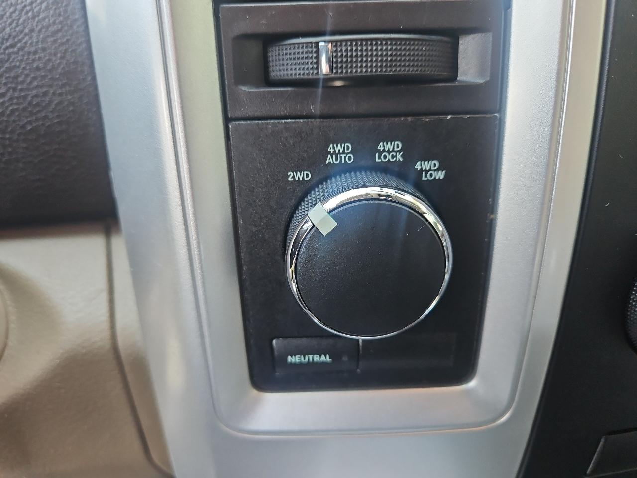 RAM 1500 4WD Crew Cab 140.5" Lone Star 2012