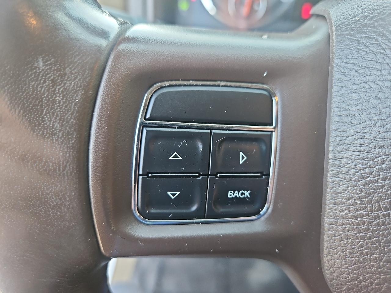 RAM 1500 4WD Crew Cab 140.5" Lone Star 2012