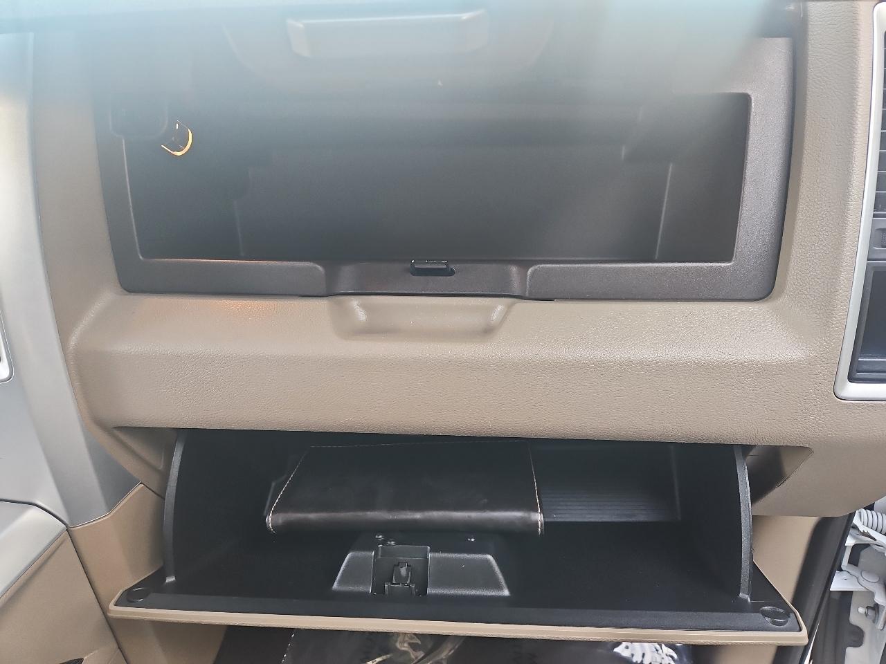 RAM 1500 4WD Crew Cab 140.5" Lone Star 2012