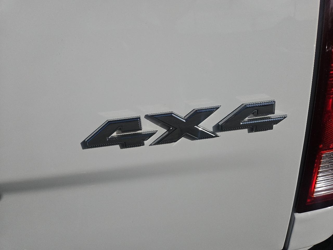 RAM 1500 4WD Crew Cab 140.5" Lone Star 2012
