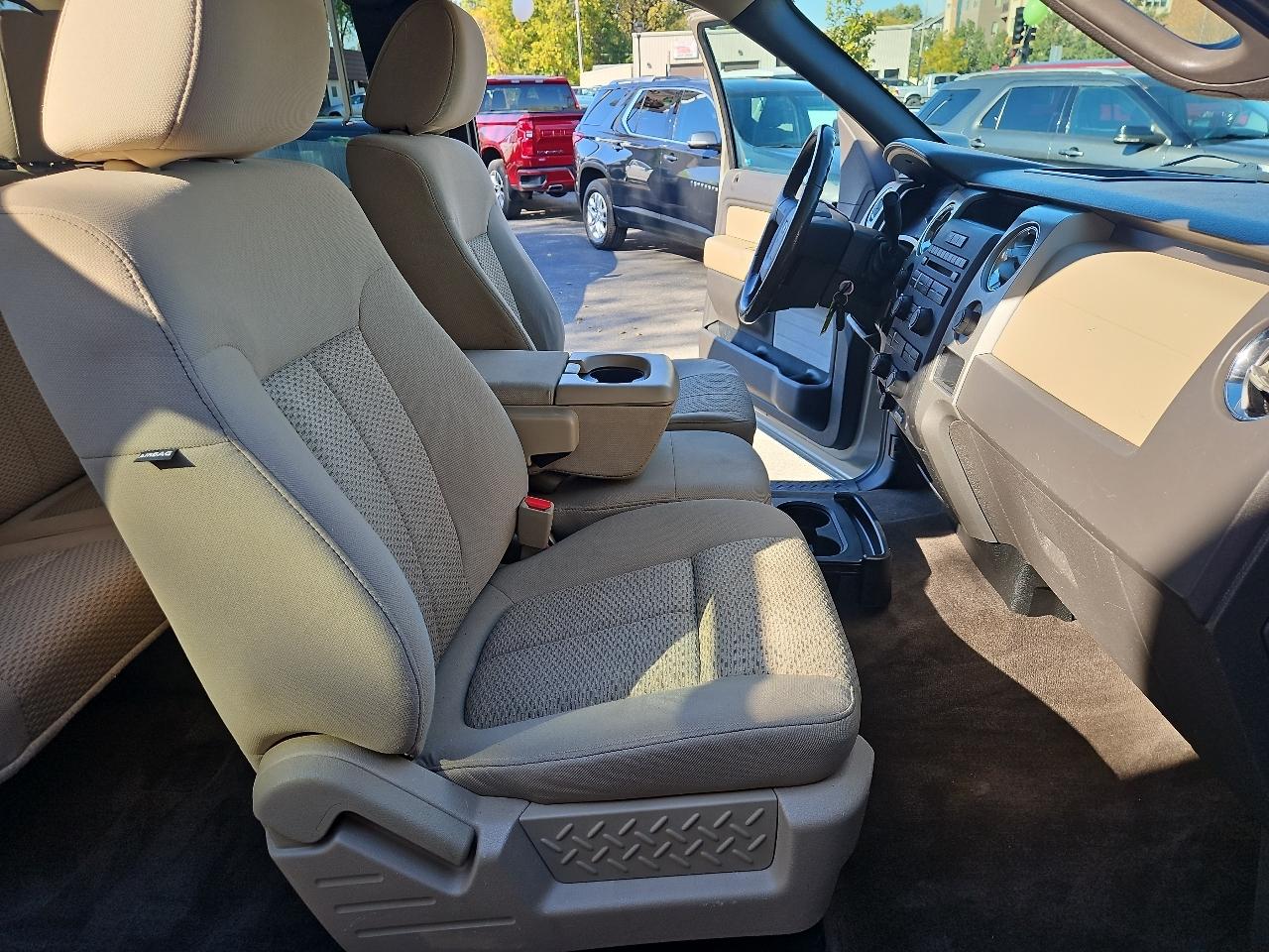 Ford F-150 4WD Reg Cab 141" XLT 2010