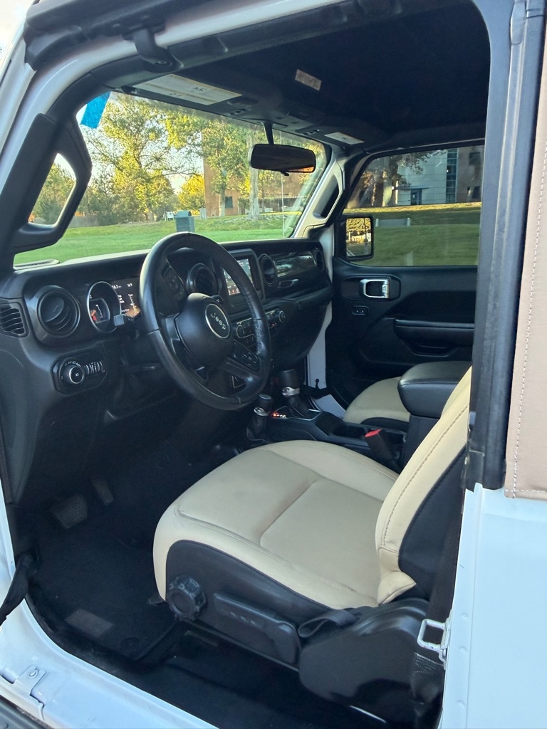 Jeep Wrangler Black and Tan 2020
