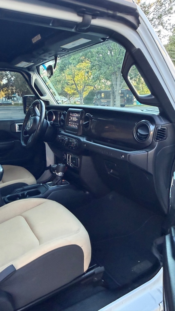 Jeep Wrangler Black and Tan 2020