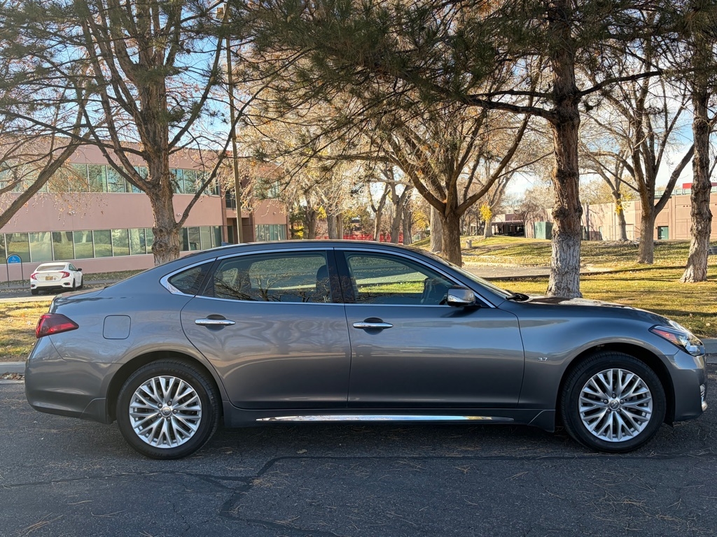 Infiniti Q70  2016