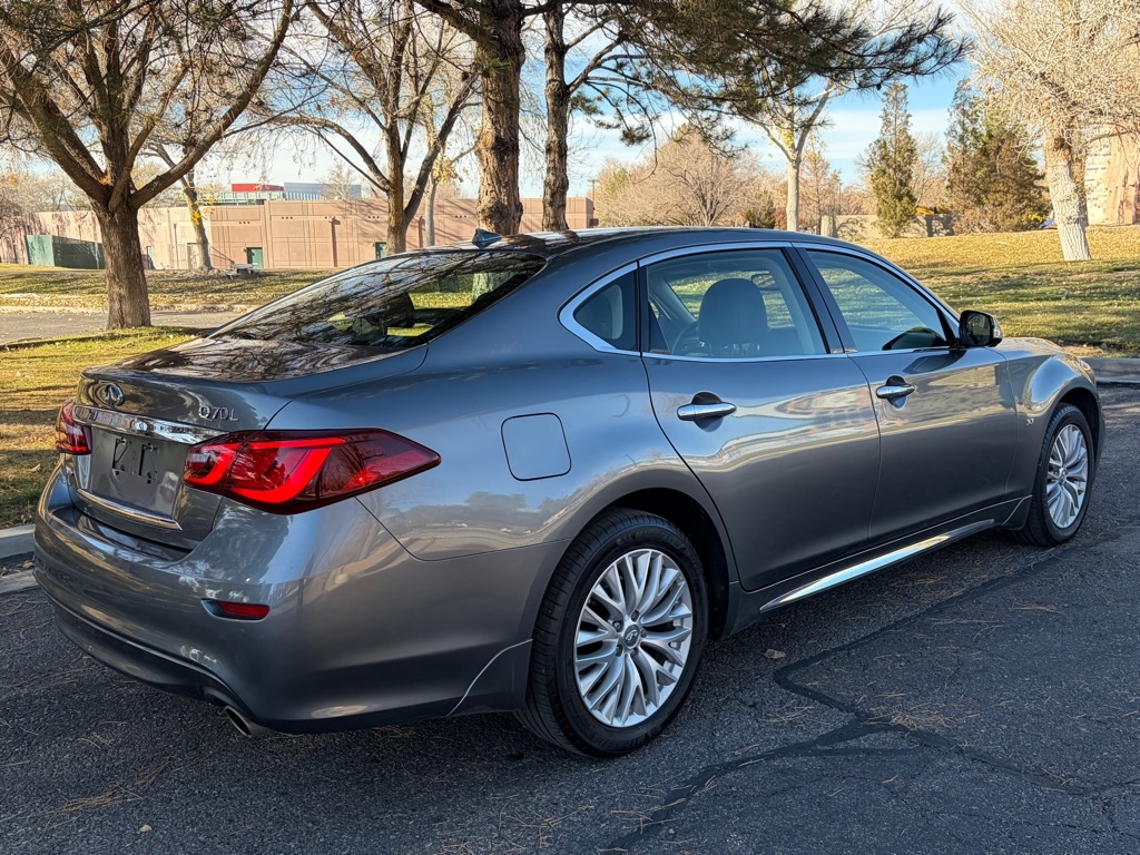 Infiniti Q70  2016