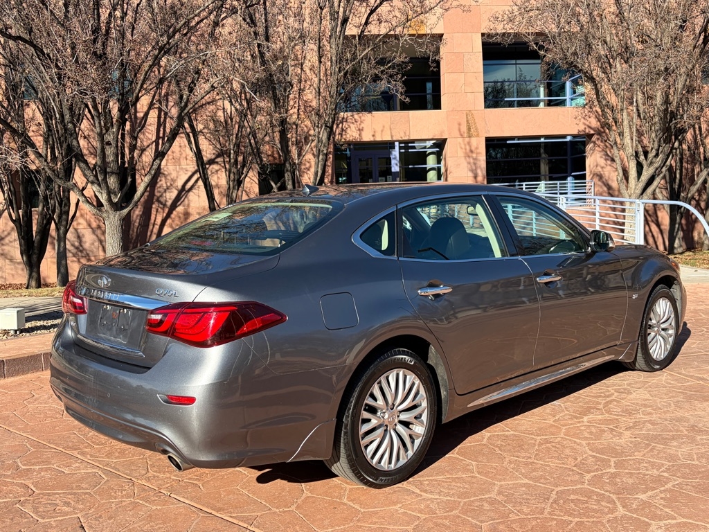 Infiniti Q70  2016