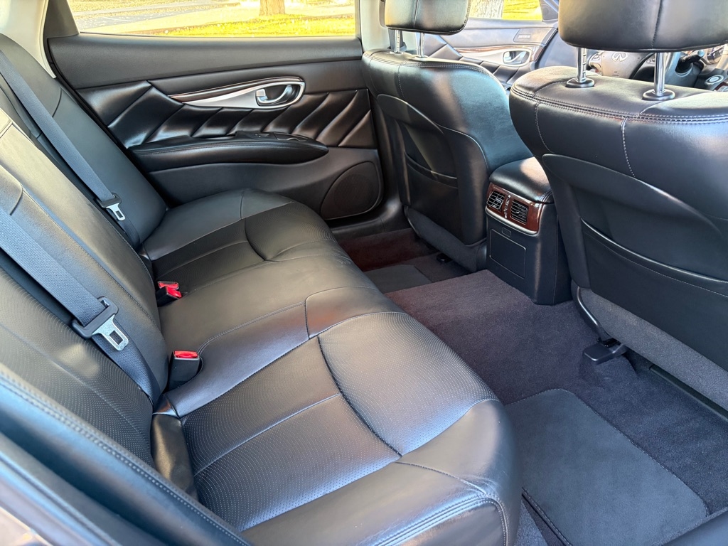 Infiniti Q70L  2016